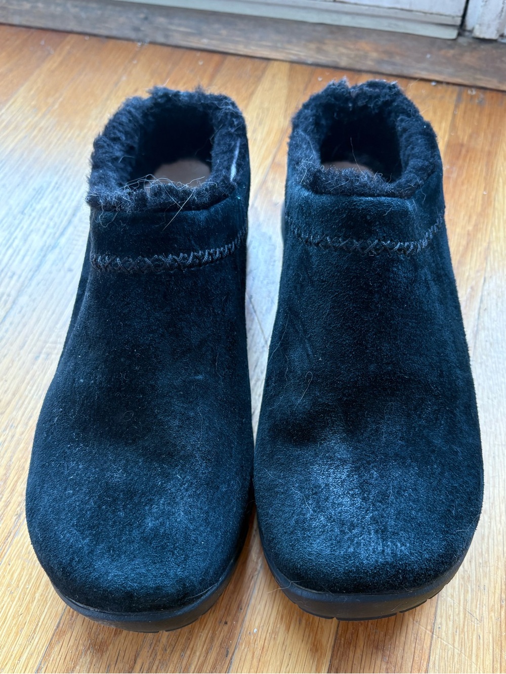 Merrell Black Suede-Look Fuzzy Lined Slip-On Clogs, size 9/39
